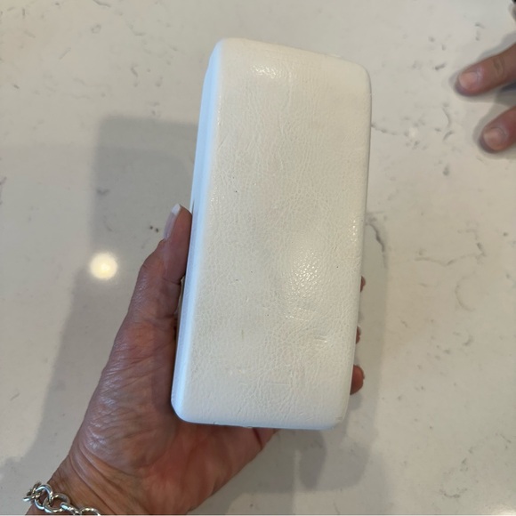 Authentic Versace Shield
SILVER Frame Sunglasses with Medusa Logo-Mod 2101 - Picture 5 of 14